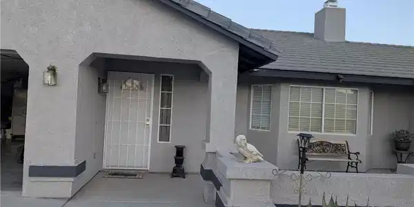 Image 3: A welcoming entry offers a secure screen door and