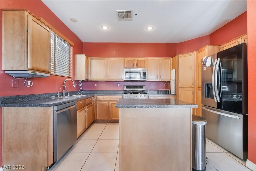 Image 2: A well-appointed kitchen showcasing light wood cab