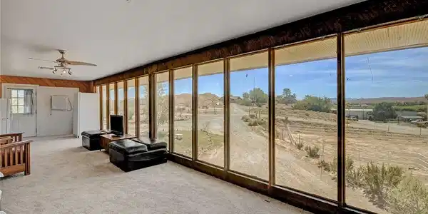 Image 4: Floor-to-ceiling windows frame sweeping desert vie