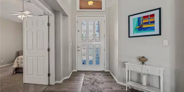 Image 4: High ceilings and durable wood-look flooring welco