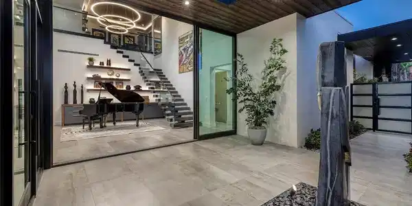 Image 2: Residence 2 Model Entry