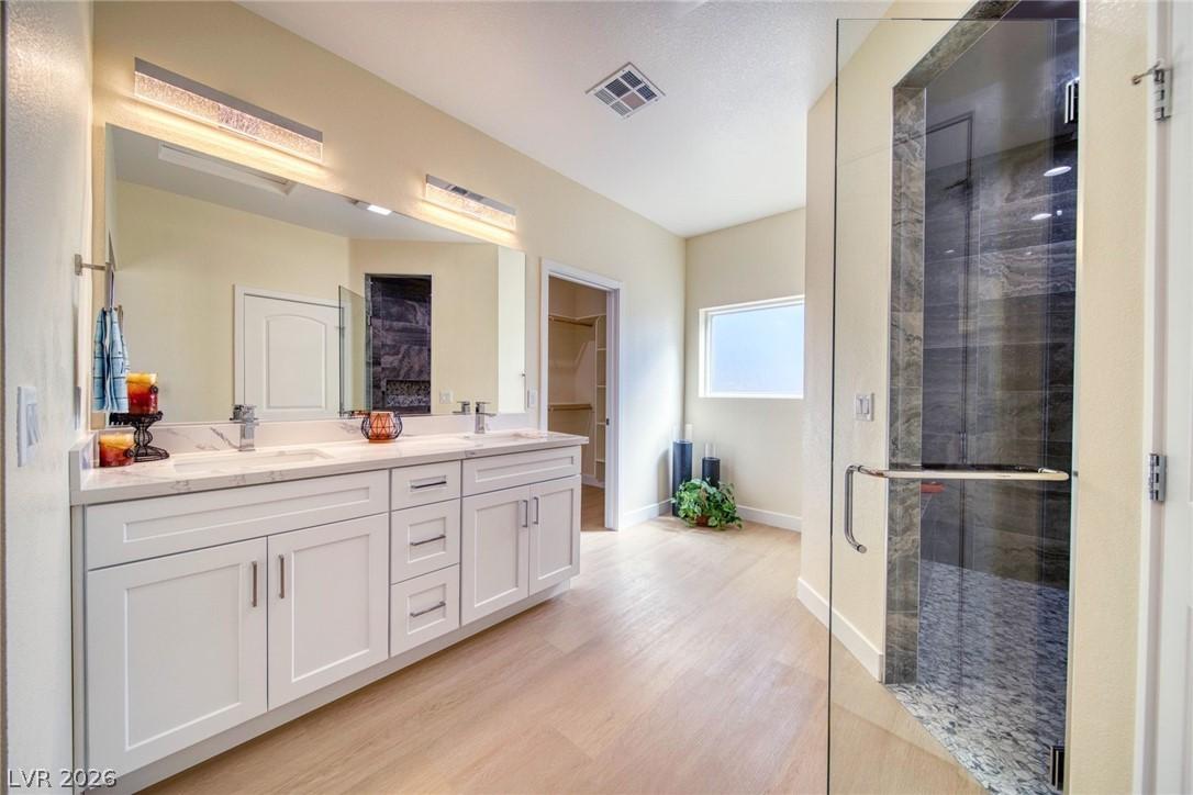 Image 4: Primary Bath quartz counters-dua sinks