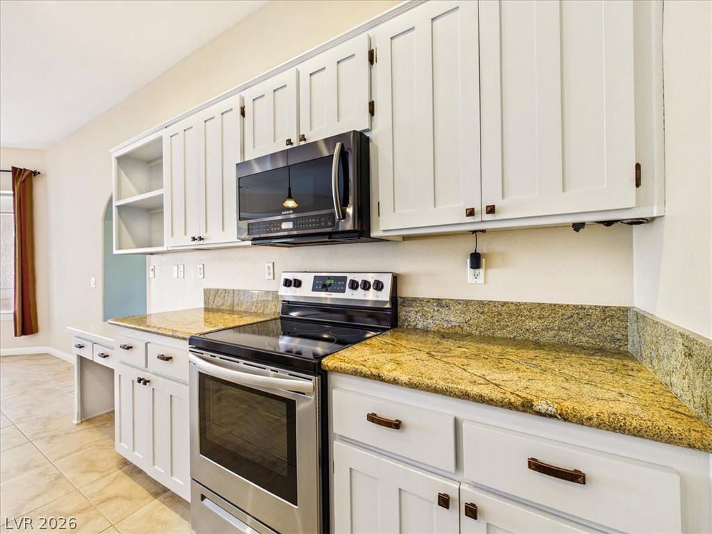 Image 3: Culinary adventures await in this kitchen featurin