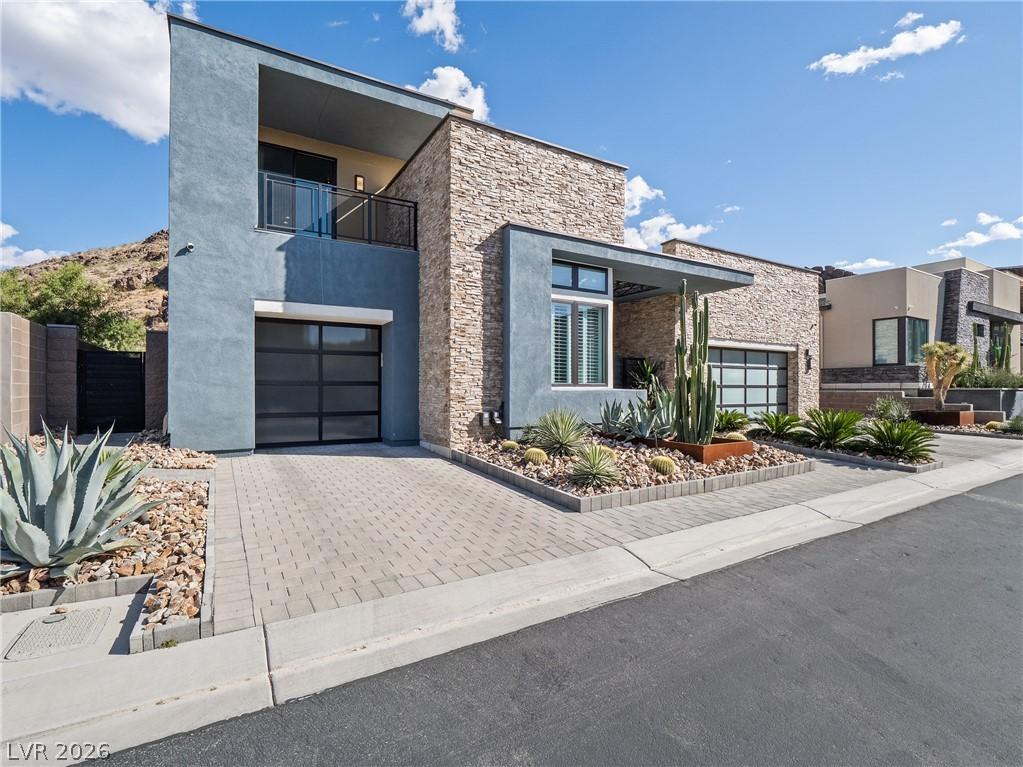 Image 2: Modern desert architecture with natural stone and