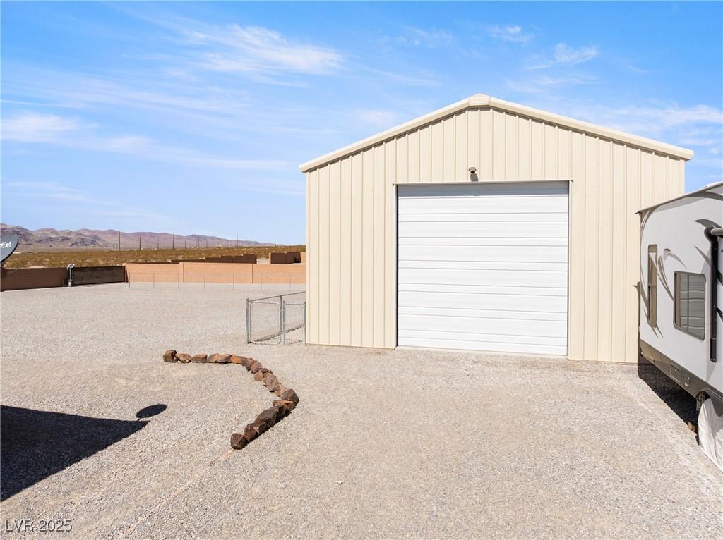 Image 4: Casira garage/workshop