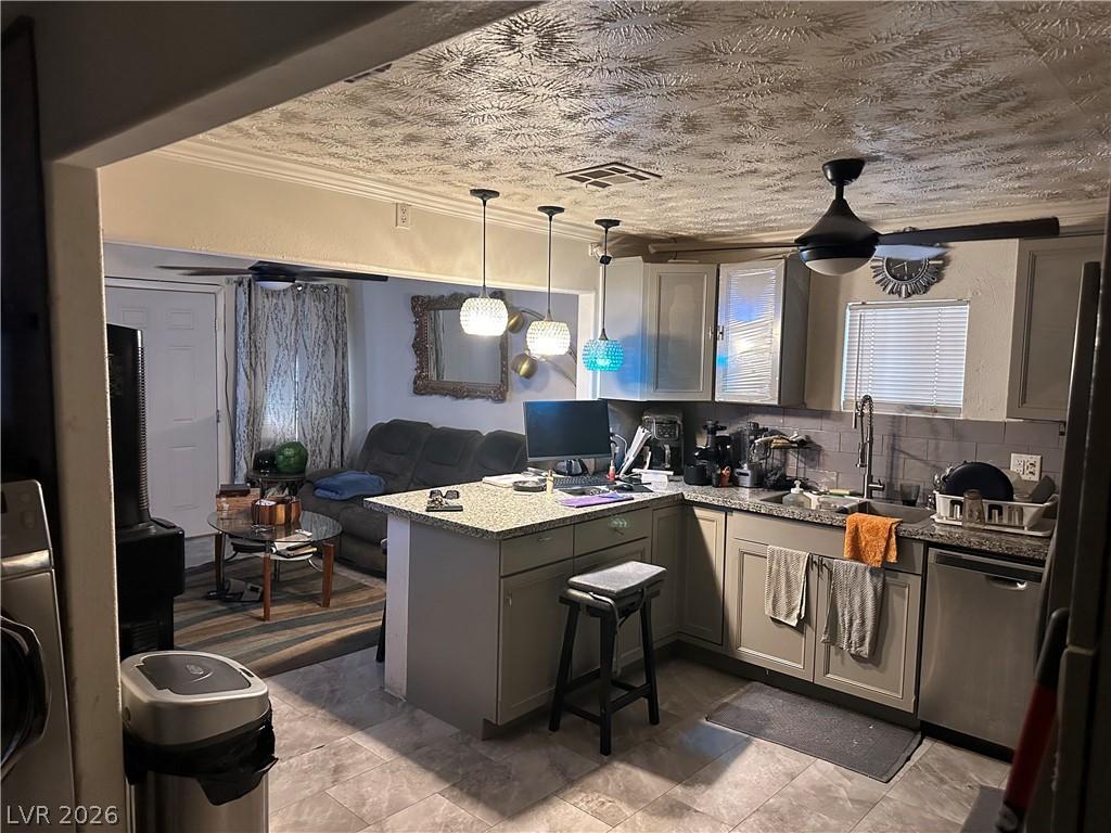 Image 4: Granite counters and stainless steel appliances el