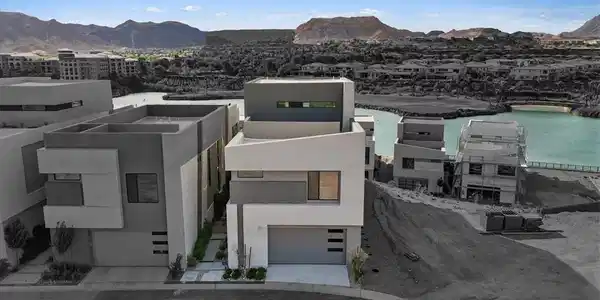 Image 2: No Neighbor to the Right Side of the Home