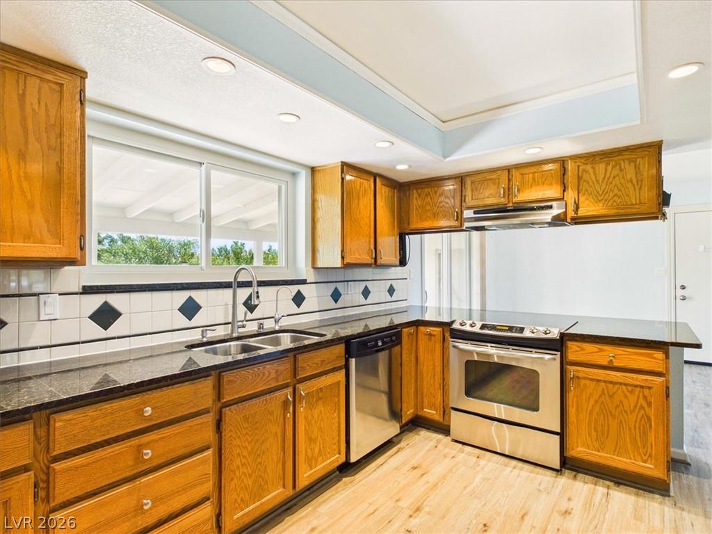 Image 2: Granite counters and stainless steel appliances co
