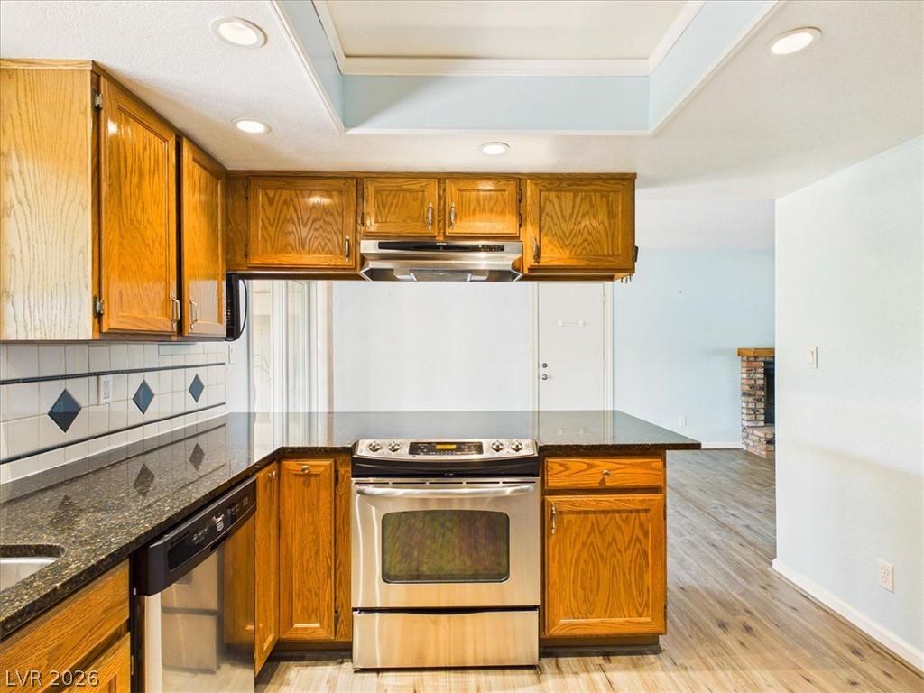 Image 3: Granite counters and stainless steel appliances co