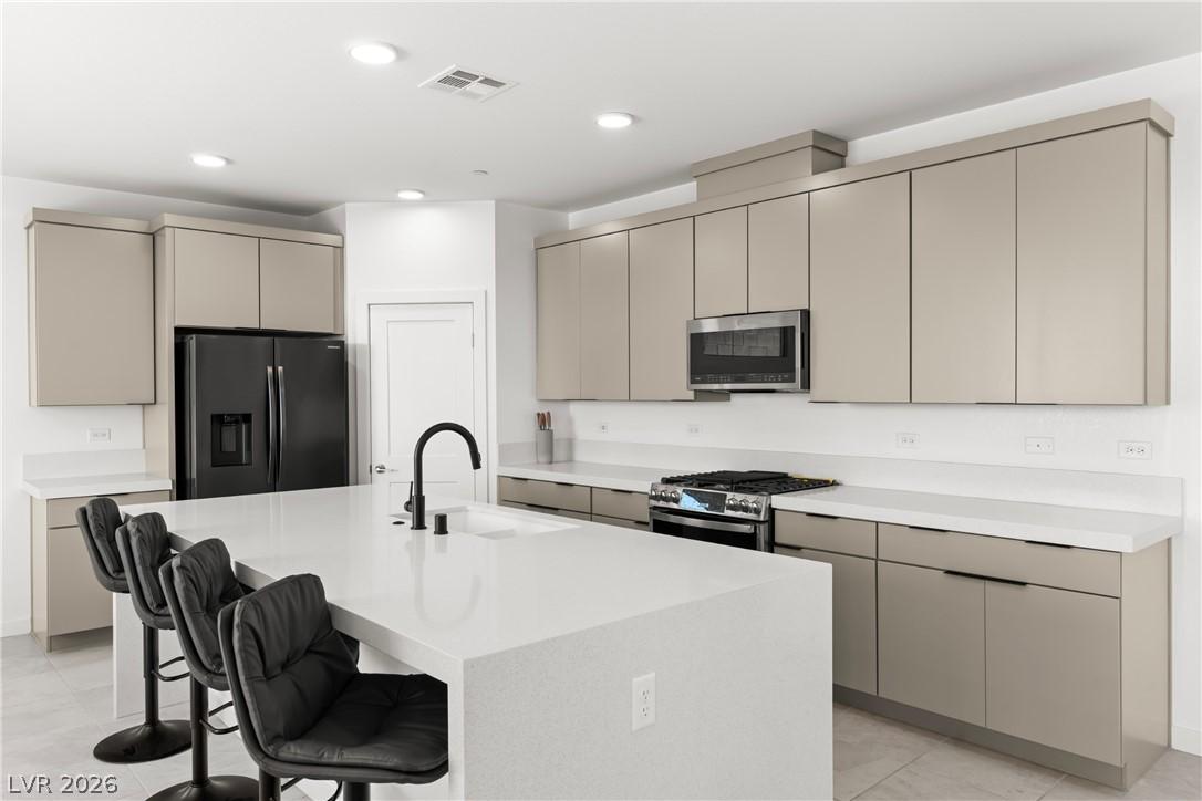 Image 4: Prepare meals and entertain guests in this luminou