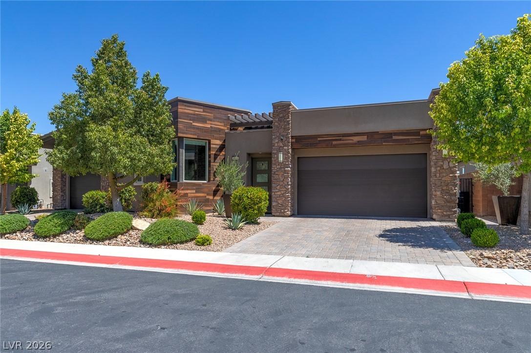 Image 4: Modern desert architecture with stone and wood acc