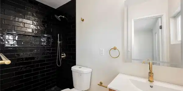 Image 2: Contrast takes center stage in this bathroom featu