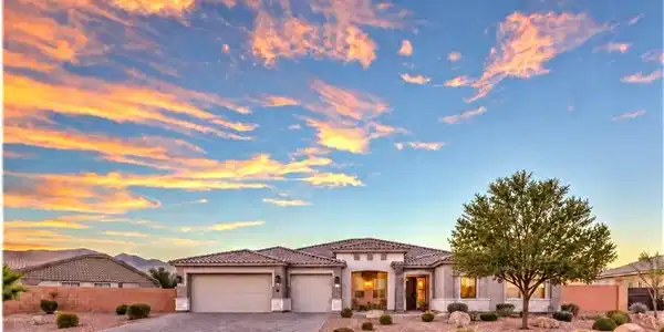 Image 2: Beautiful 4 bedroom, office and bonus room. Gourme