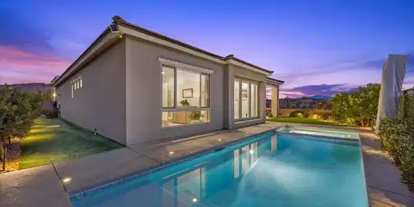 Image 4: Custom built swimming pool with spill over spa, ba