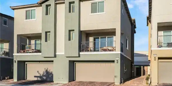 Image 4: Modern multi-level exterior displaying crisp stucc