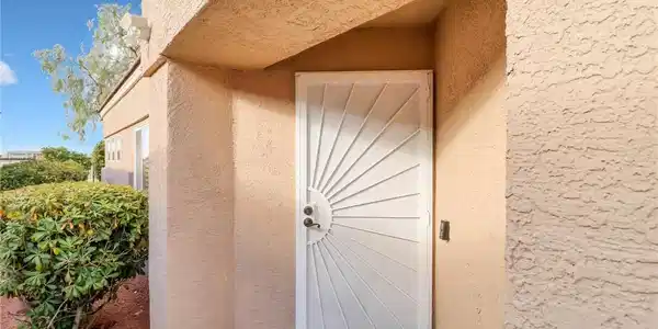 Image 4: An inviting recessed entry features a decorative w
