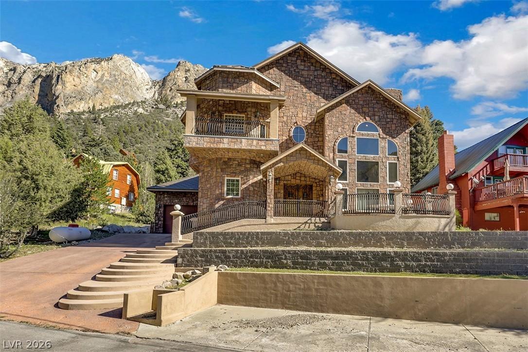Image 3: This charming home offers panoramic mountain views