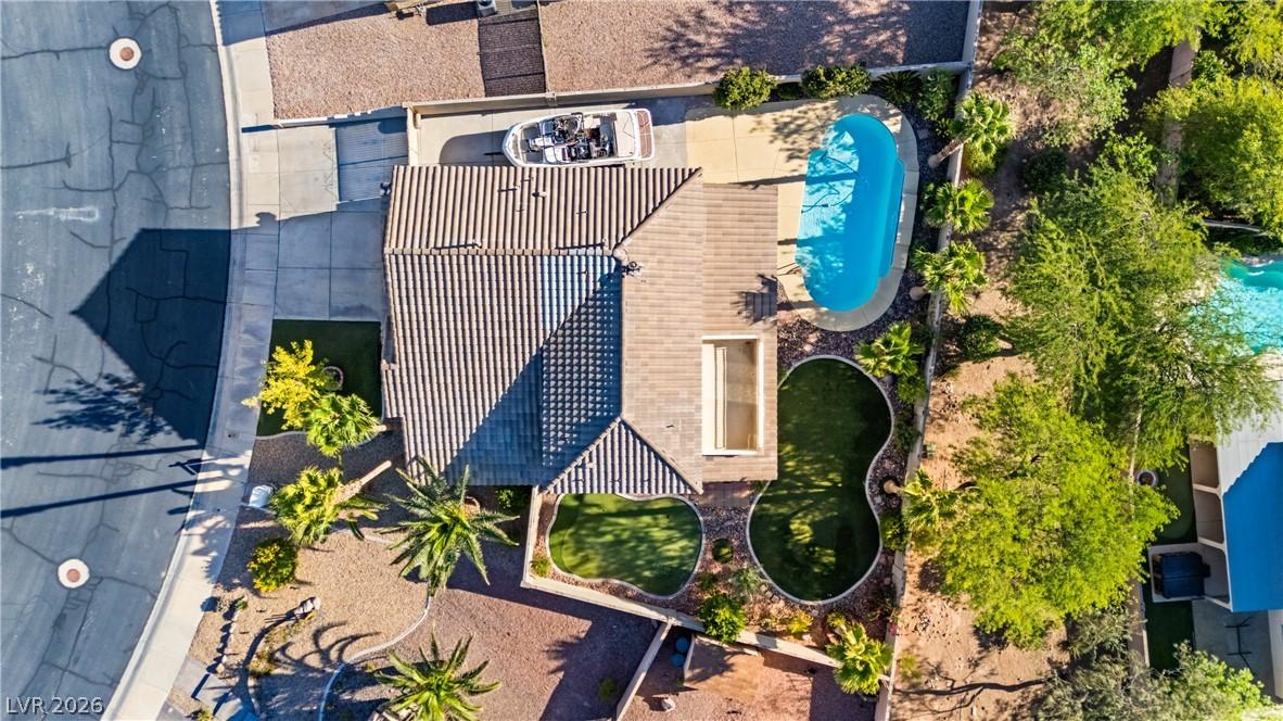 Image 4: An aerial perspective reveals a private yard with