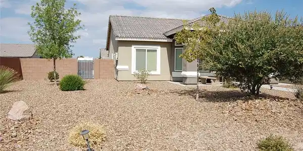 Image 4: A desert-friendly front yard with drought-tolerant