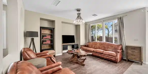 Image 4: High ceilings and extensive wood-look tile floorin