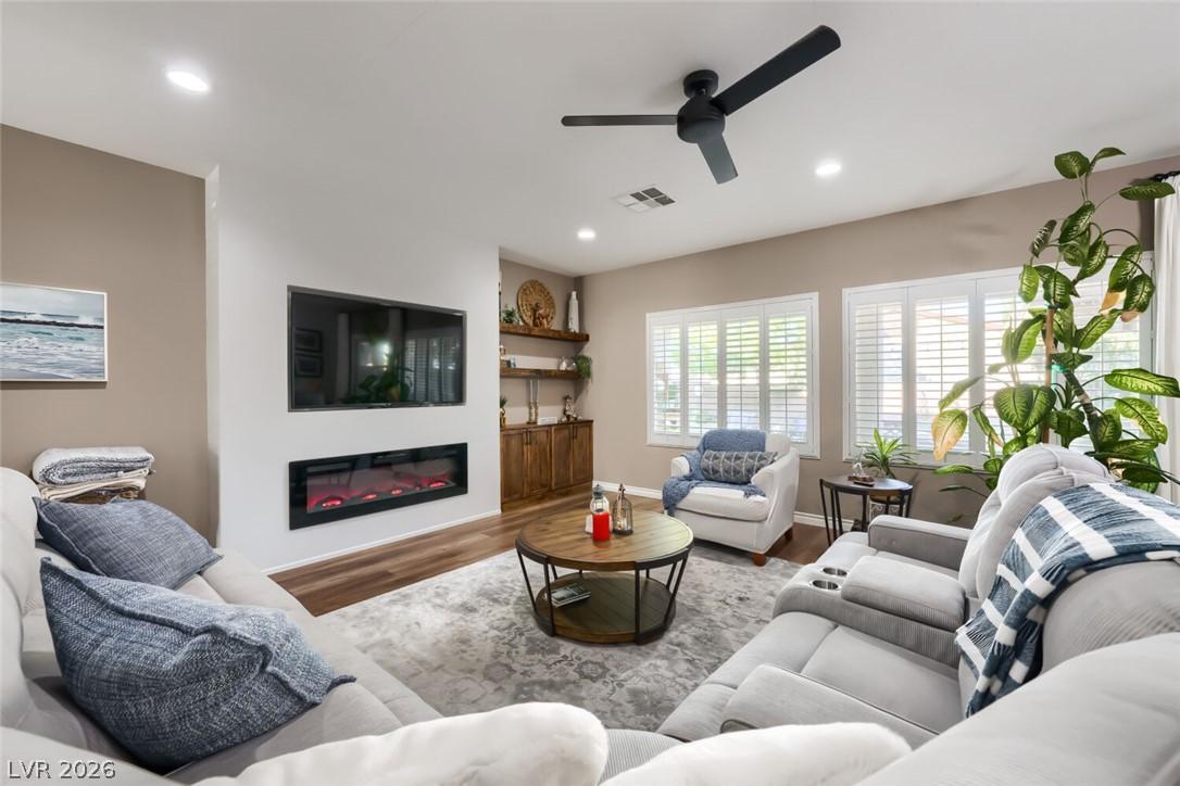 Image 4: Recessed lighting illuminates this inviting living