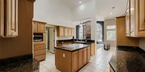 Image 4: Kitchen