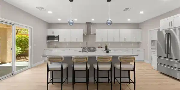 Image 2: Crisp white cabinetry paired with modern finishes