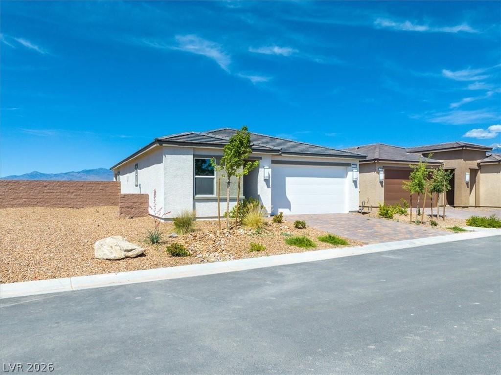 Image 2: Paver driveway, 2 car Garage and Spacious Lot size