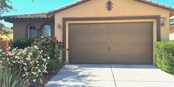 Image 4: front with garage