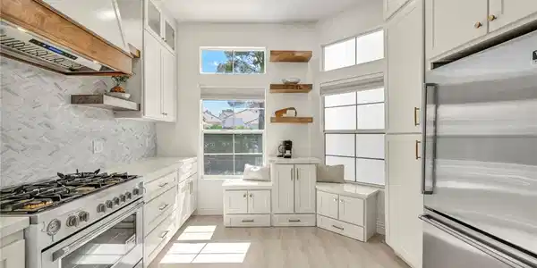 Image 4: Arched ceilings and built-in window seating elevat
