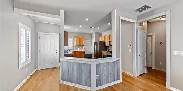 Image 3: Front entry to the living room