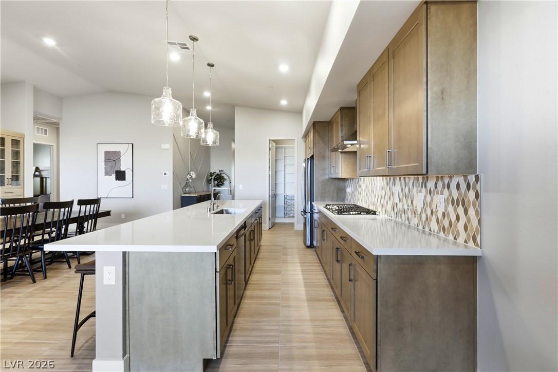 Image 4: Prepare meals and entertain guests in this sleek k
