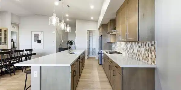 Image 4: Prepare meals and entertain guests in this sleek k
