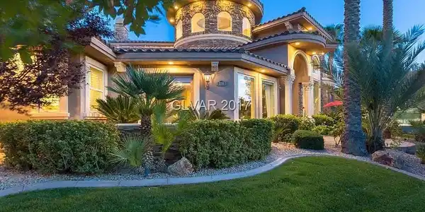 Image 2: LARGE CORNER WITH ELEGANT CUSTOM TUSCAN HOME