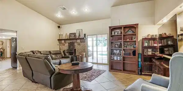 Image 4: Living Room