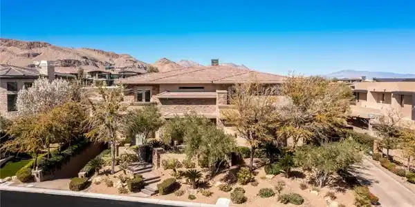 30 Meadowhawk Lane