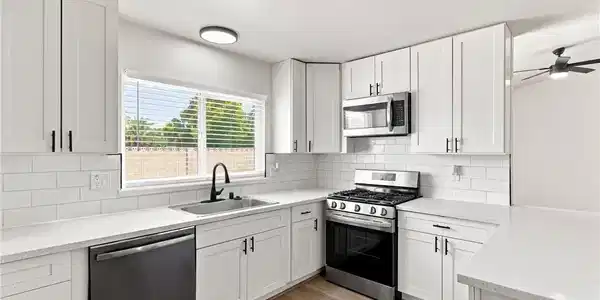 Image 3: NO HOA!!  Remolded & Upgraded Single Story Living!