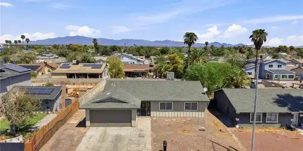 Image 4: No HOA Single Story Living. Great side yard for bo