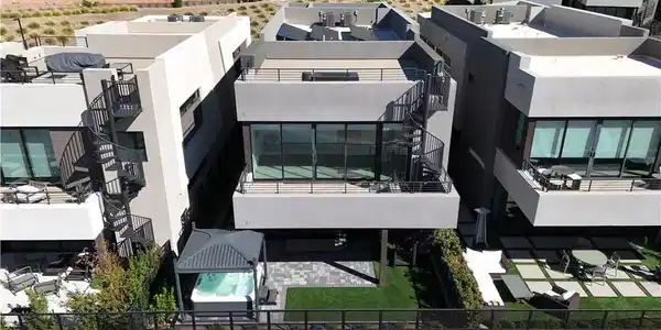 Image 2: Sleek multi-level design offers expansive sliding