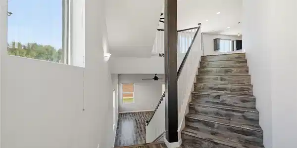 Image 2: Split-level living with warm wood-look flooring an
