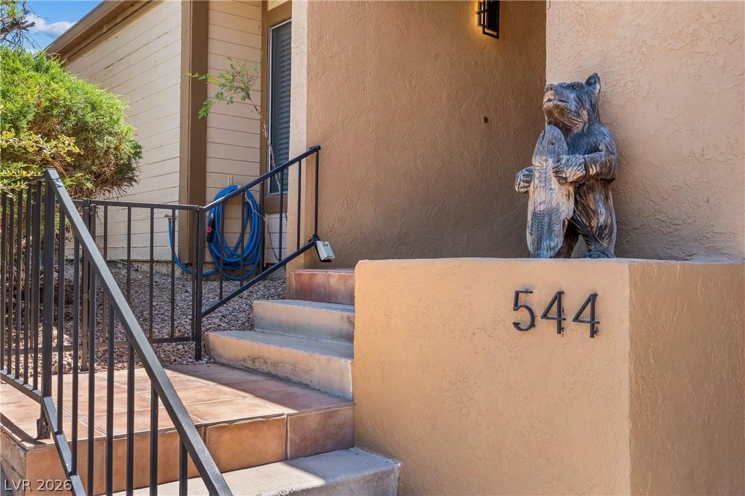 Image 2: Welcome guests with this inviting entrance, featur