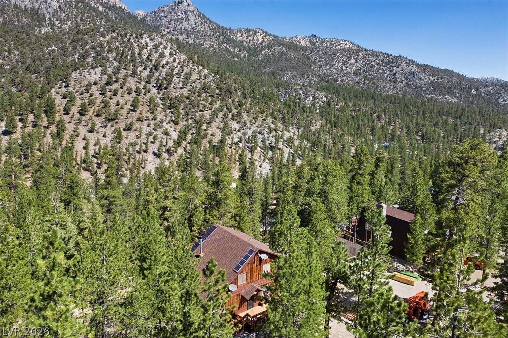 Image 3: Off-the-grid living equipped w/solar panels, batt