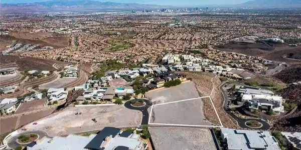 Image 3: A prime building site offers panoramic views.