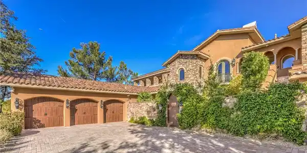16 Anthem Pointe Court