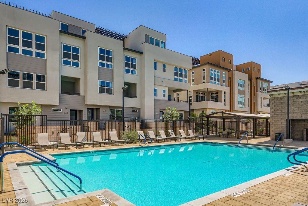 Image 1: SPARKLING POOL