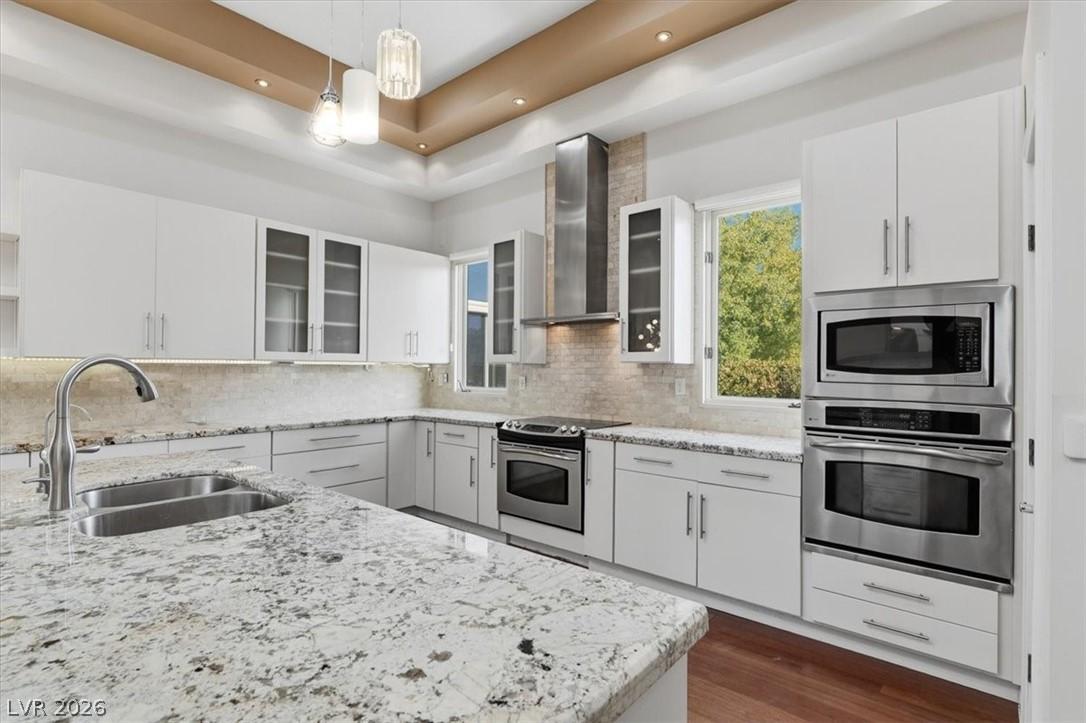 Image 4: Kitchen