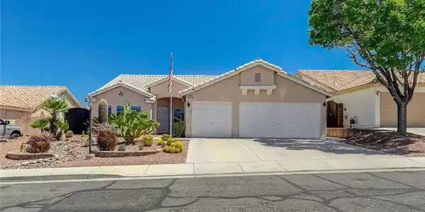 Image 2: This desert oasis features a two-car garage, matur