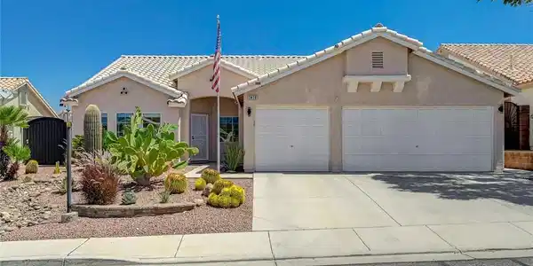 Image 3: This desert oasis features a low-maintenance lands