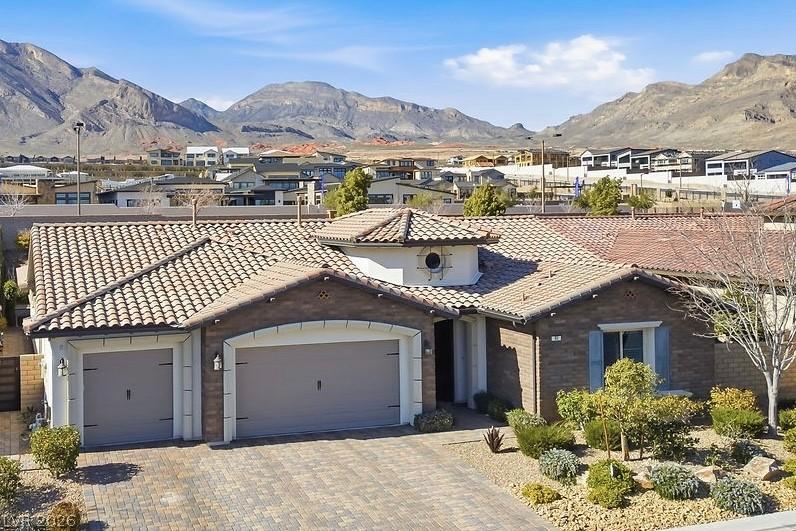 Image 4: Bird&rsquo;s-eye view highlighting the home&rsquo;s single-s