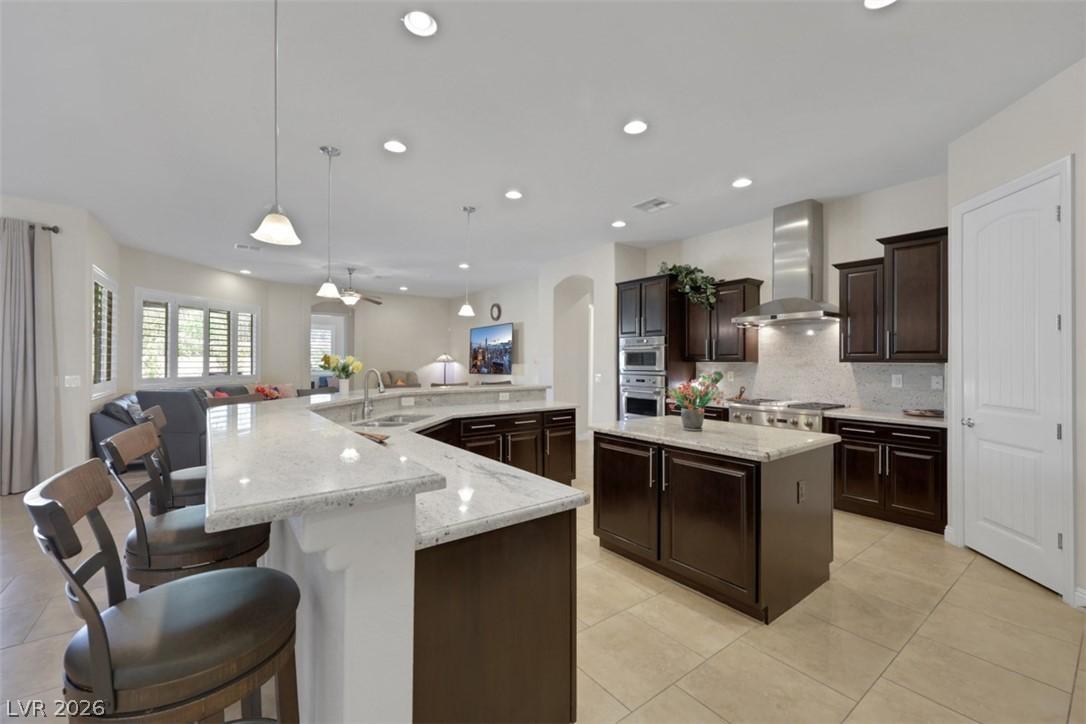 Image 3: Culinary excellence meets casual living in this sp